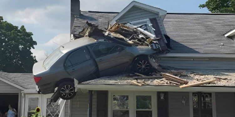 Automóvil impacta el segundo piso de una casa; habría sido intencional