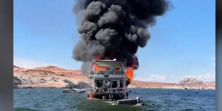 De película: una casa flotante con 29 personas a bordo se incendia en un lago en EEUU