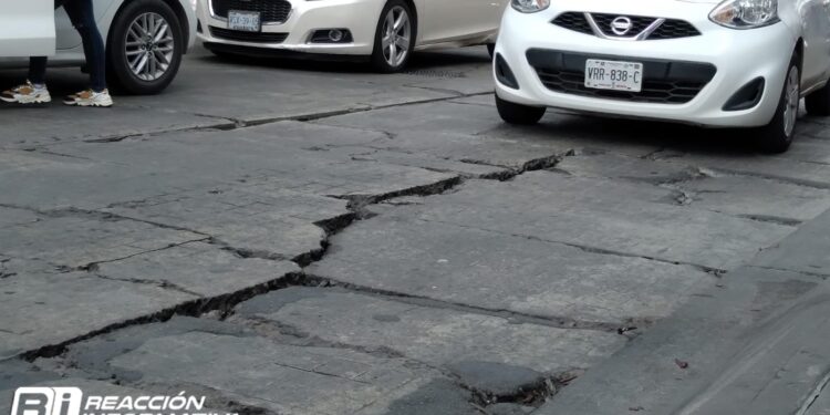 Abundan grietas y baches en el primer cuadro de Culiacán