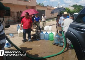 JAPAC lleva agua en pipas a las colonias afectadas por reparaciones de tubería