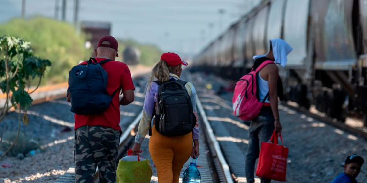Paro de trenes deja a cientos de migrantes varados en Nuevo León