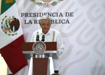 AMLO defiende libros de texto en informe; destaca que se reparten en 30 estados