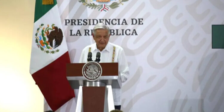 AMLO defiende libros de texto en informe; destaca que se reparten en 30 estados