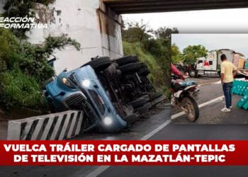 Vuelca tráiler cargado de pantallas de televisión en la Mazatlán-Tepic