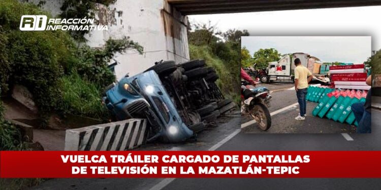 Vuelca tráiler cargado de pantallas de televisión en la Mazatlán-Tepic
