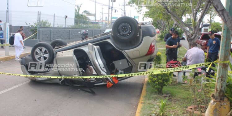 Vuelca camioneta frente a clínica del ISSSTE