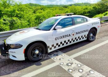 Tráiler cargado de Duraznos vuelca en la autopista Culiacán-Mazatlán