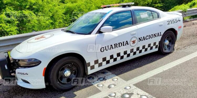 Tráiler cargado de Duraznos vuelca en la autopista Culiacán-Mazatlán