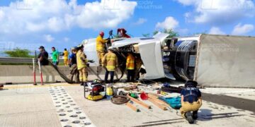 Tráiler cargado de Duraznos vuelca en la autopista Culiacán-Mazatlán