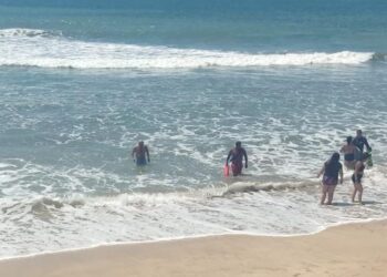 Policía Acuática salva a dos turistas de ahogarse