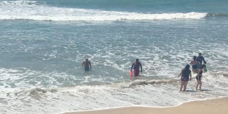 Policía Acuática salva a dos turistas de ahogarse