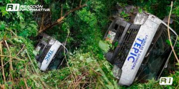 Combi cae a un barranco en carretera libre Tepic – Mazatlán; Pasajeros resultan lesionados