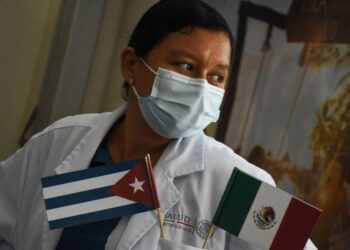 IMSS ampliará por un año convenio para recibir médicos de Cuba