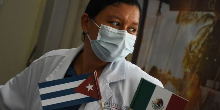 IMSS ampliará por un año convenio para recibir médicos de Cuba