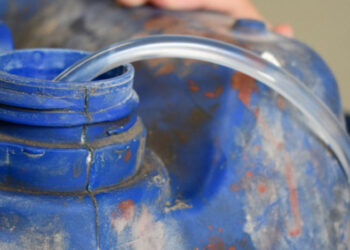 Mujer muere mientras cargaba cubeta con agua: no tenía servicio