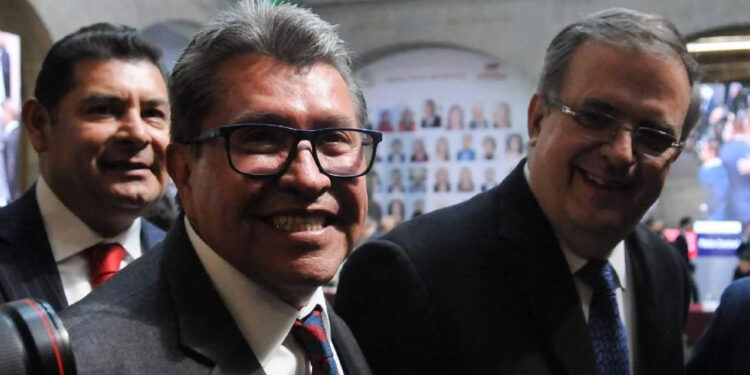 Monreal sale a la defensa de Ebrard, pide a Morena no subestimar su fuerza política