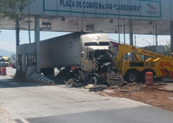 Tráiler se queda sin frenos y choca contra caseta de cobro en Coahuila, chofer y copiloto quedan prensados