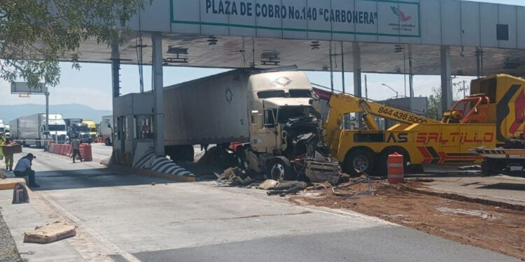 Tráiler se queda sin frenos y choca contra caseta de cobro en Coahuila, chofer y copiloto quedan prensados