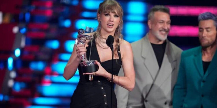Taylor Swift, Karol G y Shakira ganan en los Premios MTV