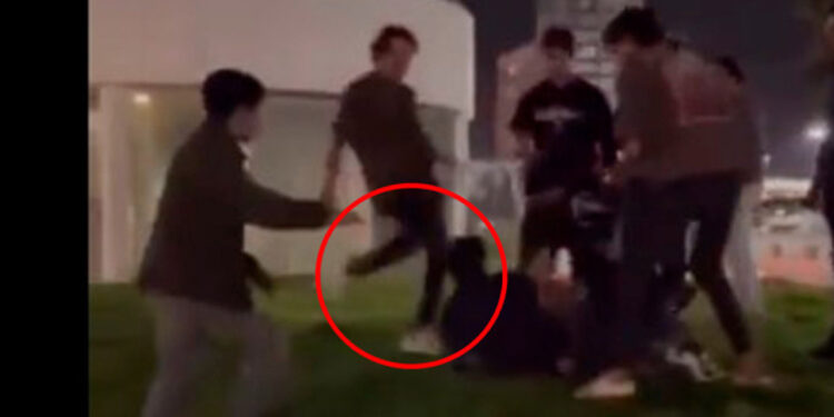 Grupo de jóvenes golpea a otro hasta dejarlo inconsciente; ‘no se metan con nosotros’, dicen