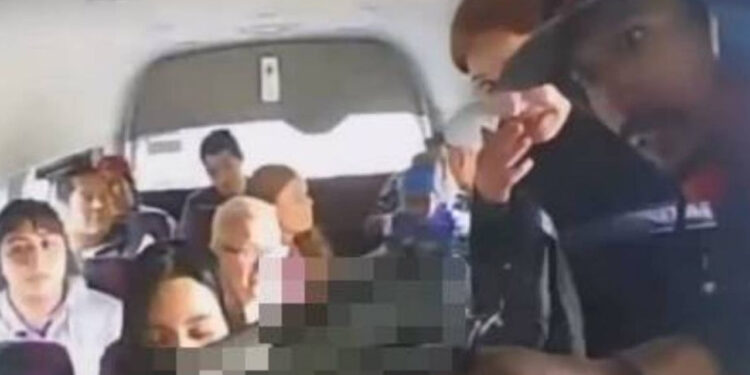 VIDEO: a punta de pistola pareja asalta combi en Tijuana, un pasajero los confronta y les quita el arma