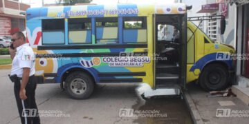 Transporte escolar se queda sin frenos y choca en Mazatlán: Hay niños lesionados