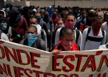 Los familiares de los 43 de Ayotzinapa montan un campamento de protesta frente a un cuartel: “Son unos cobardes con armas”