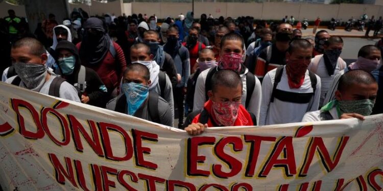 Los familiares de los 43 de Ayotzinapa montan un campamento de protesta frente a un cuartel: “Son unos cobardes con armas”