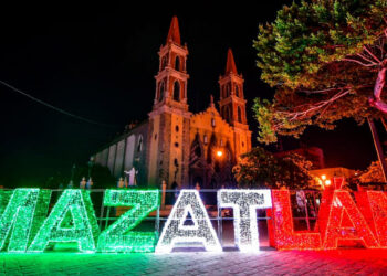 El Palacio Municipal de Mazatlán se ilumina con los colores patrios