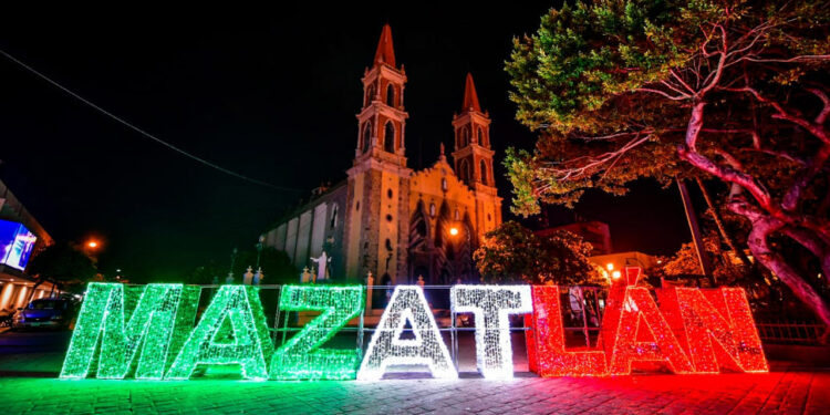El Palacio Municipal de Mazatlán se ilumina con los colores patrios