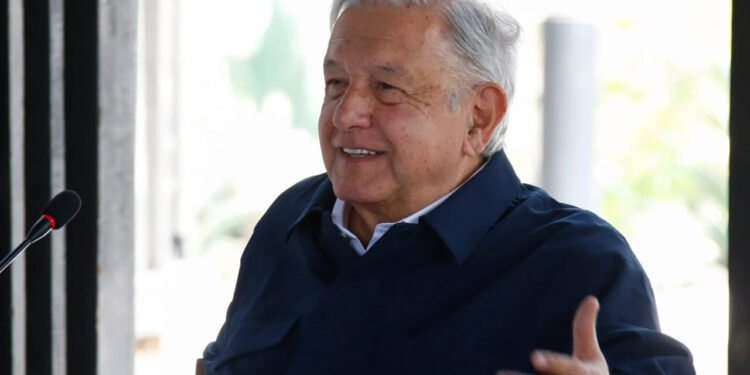 No se nos subió el poder, no hemos perdido el piso: López Obrador