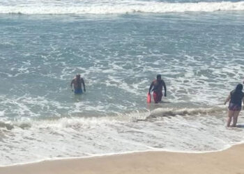 Elementos de la Policía Acuática ponen a salvo a dos turistas nacionales en mismo número de alertas