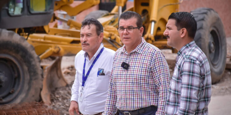 Edgar González supervisa obra del colector de Infonavit Alarcón; actualmente lleva un 80 por ciento de avance
