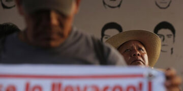 Padres de 43 normalistas piden a AMLO interceptar teléfonos de jefe policíaco y líder de Guerreros Unidos