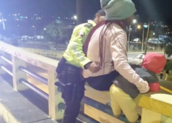 ¡Héroe sin capa! Policía rescata a una mujer que se iba a lanzar de un puente con su bebé