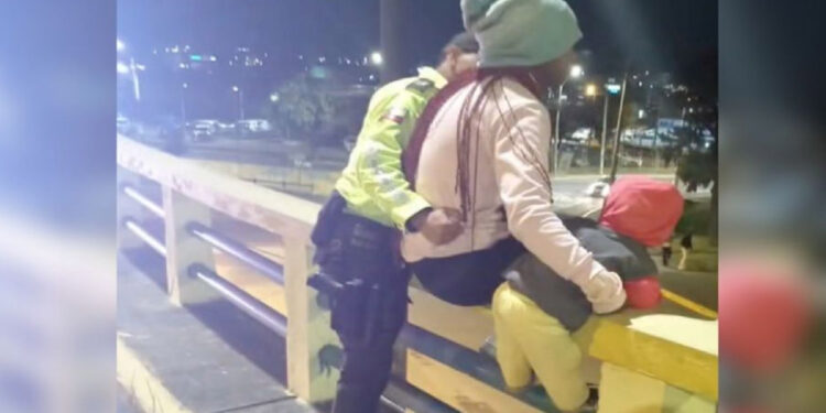 ¡Héroe sin capa! Policía rescata a una mujer que se iba a lanzar de un puente con su bebé