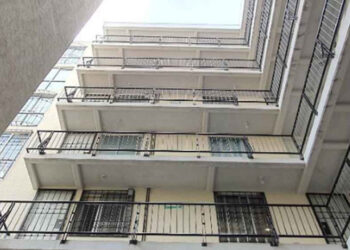Hermanitos de 4 y 2 años caen del segundo piso de un edificio y sobreviven de milagro