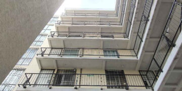 Hermanitos de 4 y 2 años caen del segundo piso de un edificio y sobreviven de milagro