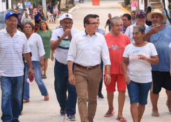 Familias de la calle Madre Selva de la colonia Flores Magón reciben visita de Edgar González