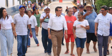 Familias de la calle Madre Selva de la colonia Flores Magón reciben visita de Edgar González