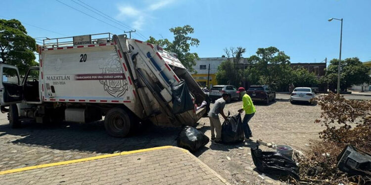 ¡Personal de confianza apoya en la recolección de basura!, este jueves personal sindicalizado no brindó el servicio en la ciudad