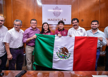 Abandera Alcalde Edgar González a equipo mazatleco que participará en Infomatrix 2023, en Chile