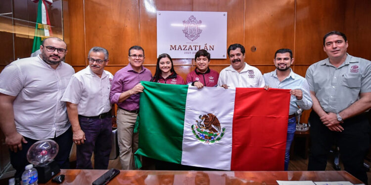 Abandera Alcalde Edgar González a equipo mazatleco que participará en Infomatrix 2023, en Chile