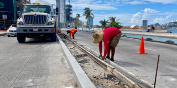 Instalan jardineras permanentes en retornos conflictivos de Avenida del Mar