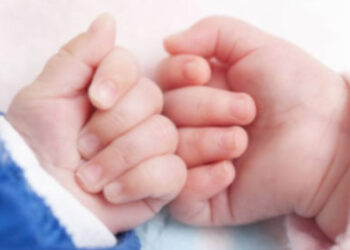 Gemelos mueren asfixiados tras meterse a jugar a un baúl de juguetes: “se quedaron dormidos y fallecieron”