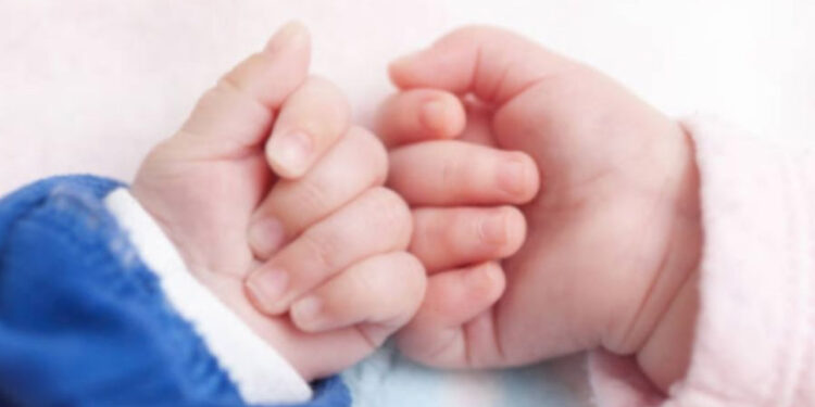 Gemelos mueren asfixiados tras meterse a jugar a un baúl de juguetes: “se quedaron dormidos y fallecieron”