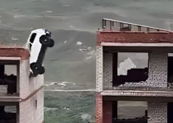 VIDEO: Hombre quiso saltar edificios en un auto y cayó al vacío… ¡Pero salió ileso!