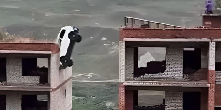 VIDEO: Hombre quiso saltar edificios en un auto y cayó al vacío… ¡Pero salió ileso!