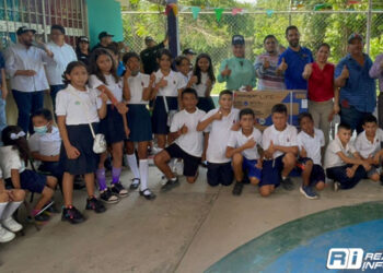 Memo Romero entrega aires acondicionados en El Walamo
