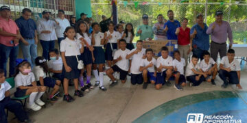 Memo Romero entrega aires acondicionados en El Walamo